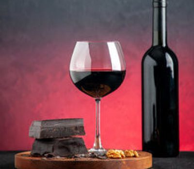 rsz_1rsz_front-view-red-wine-in-glass-pieces-of-dark-chocol-smx7ra2
