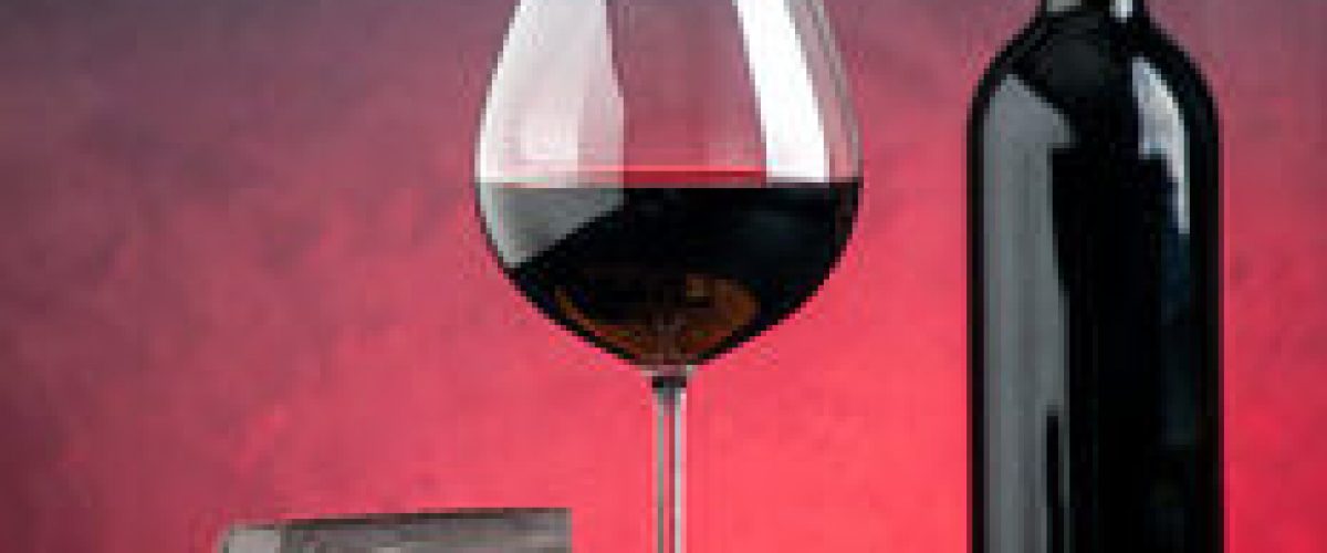 rsz_1rsz_front-view-red-wine-in-glass-pieces-of-dark-chocol-smx7ra2