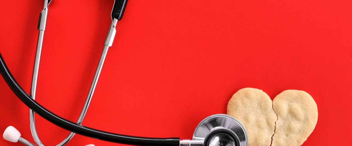 rsz_heart-attack-concept-stethoscope-on-broken-heart-s-vjssmhv-2